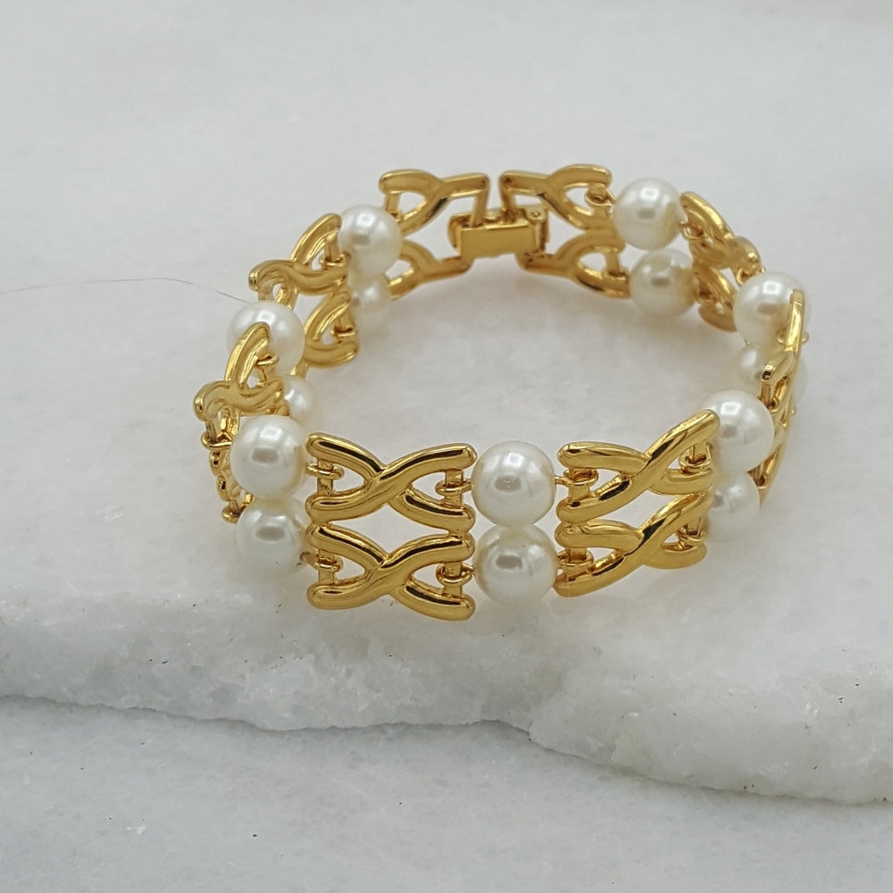 ✔Gold and Pearls Criss Cross Bracelet